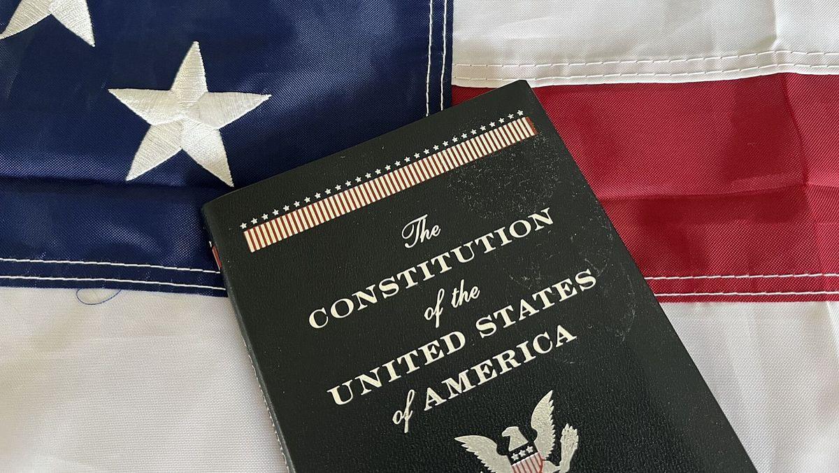 Senators want males banned from Daughters of the American Revolution